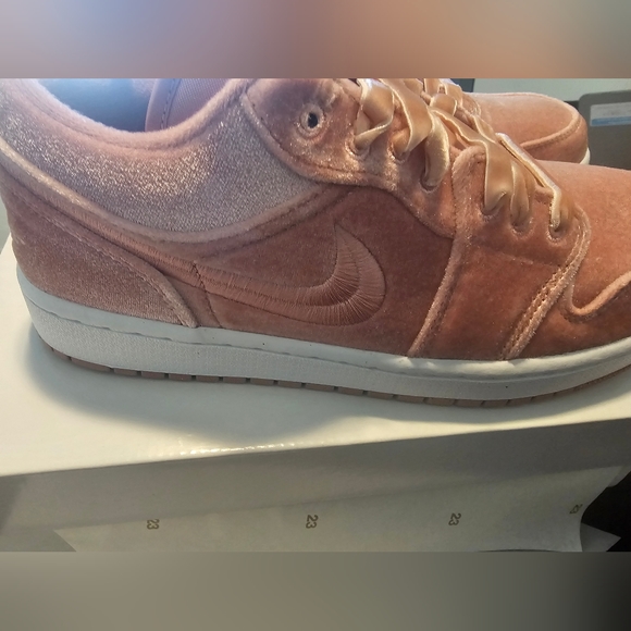 SOLD- JORDAN WMNS AIR JORDAN 1 LOW SE"Pink Velvet" - Picture 3 of 12